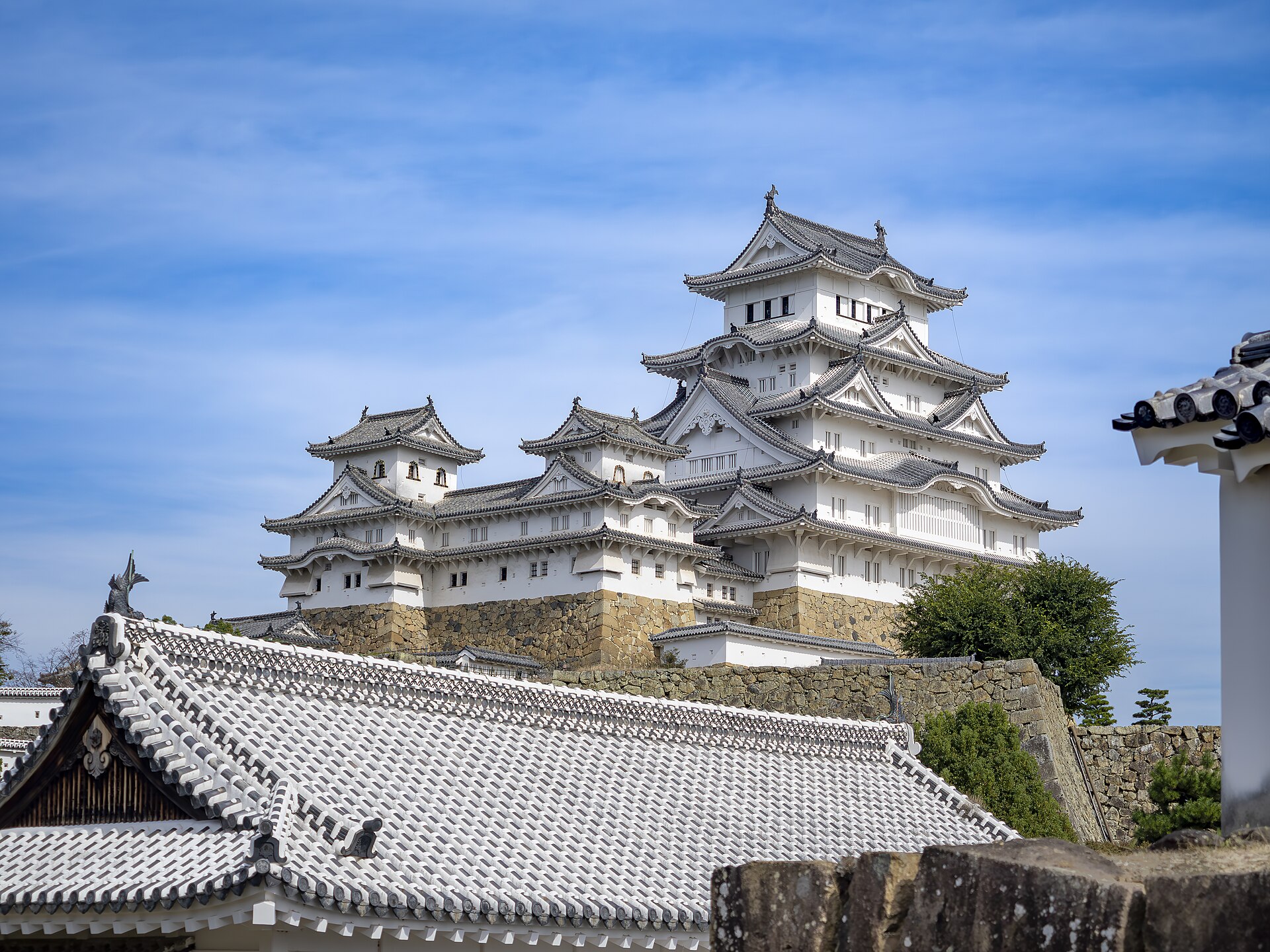Himeji Castle main tower seen from Nishinomaru