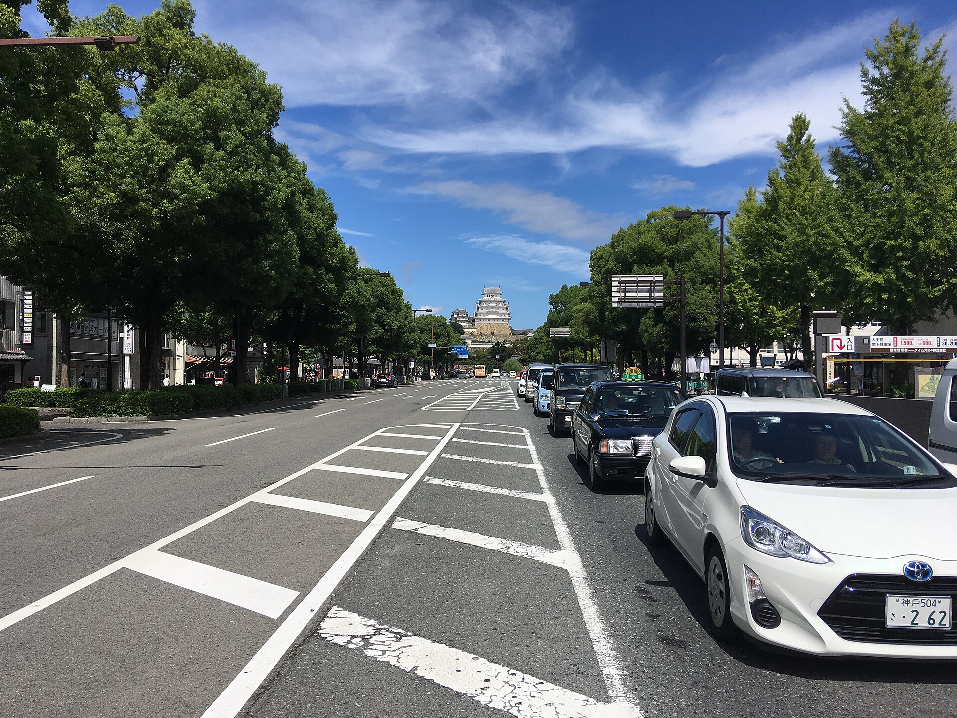 Otemae-dori leading toward Himeji Castle