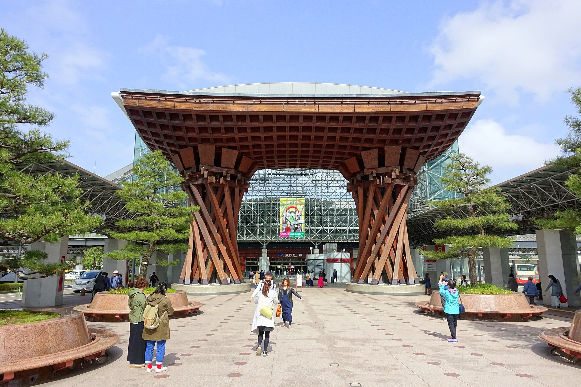 Tsuzumi-mon gate at Kanazawa Station