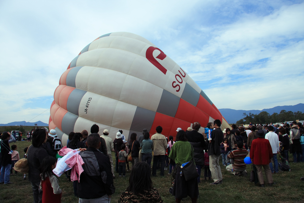 Crowd watching a hot-air balloon at the Saga Balloon Fiesta