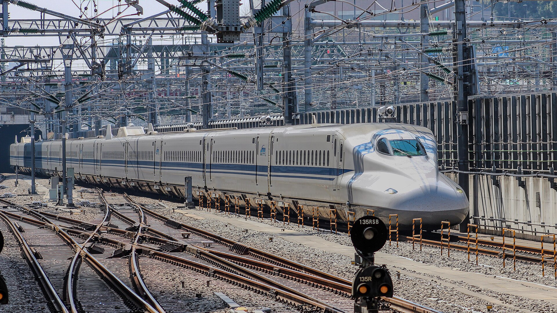 N700 Series Shinkansen running on the Tokaido line