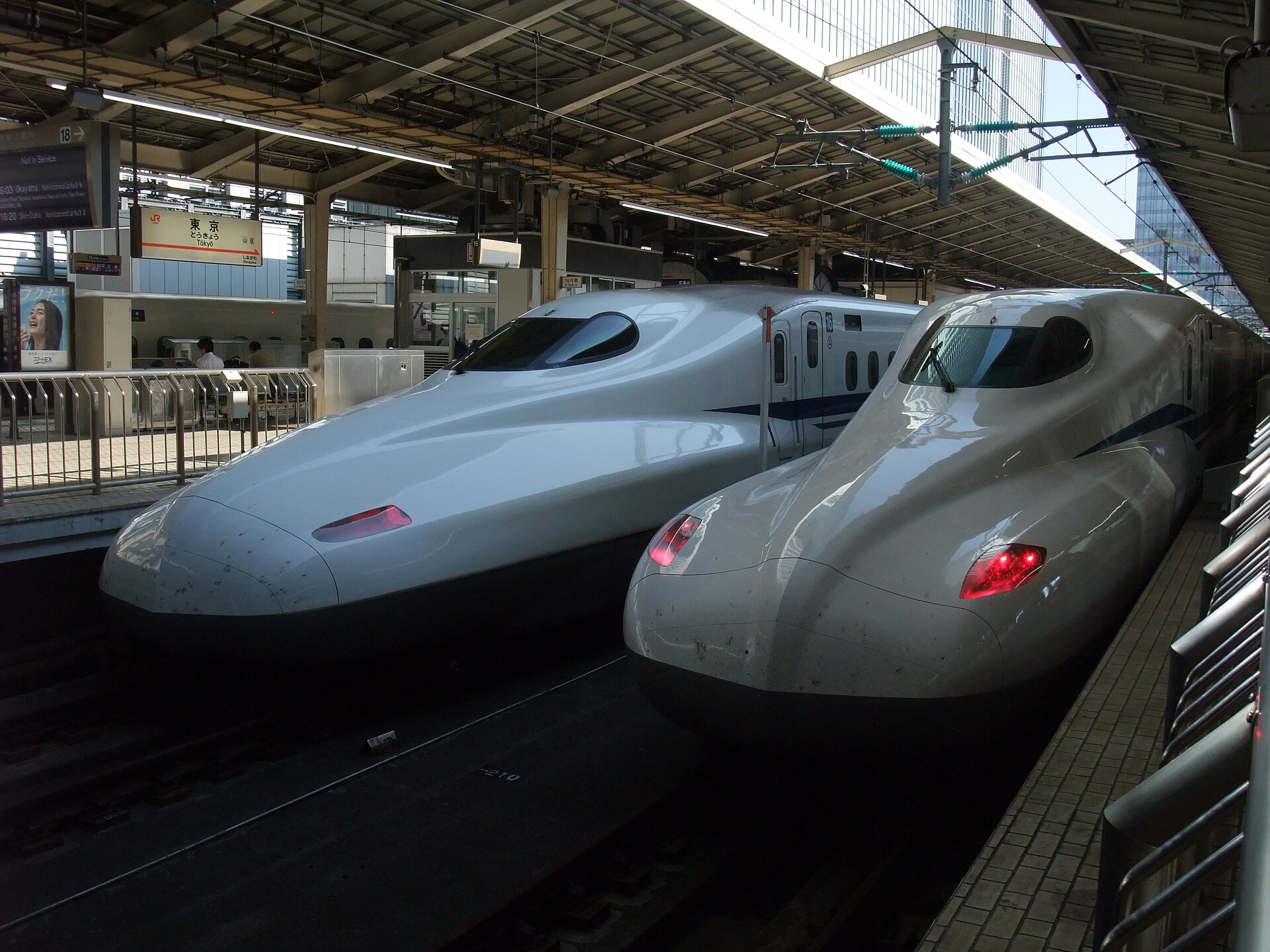 Tokaido Shinkansen trains at Tokyo Station