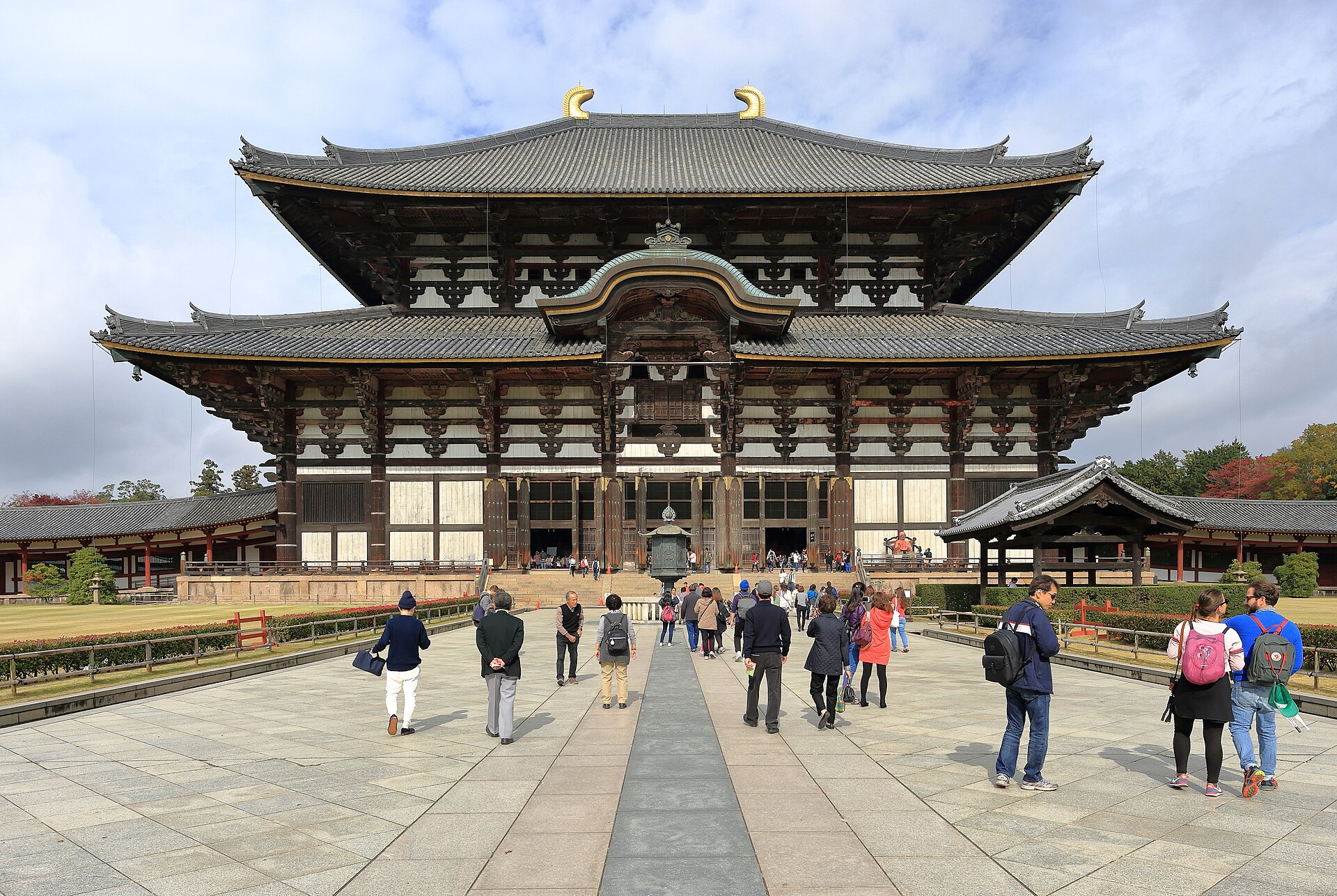 Visitors approaching the Great Buddha Hall at Tōdai-ji Temple